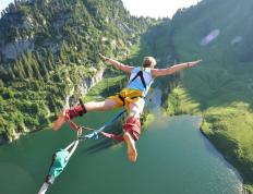 开云下载-第58圈的逆刃，佩雷兹一停战术绝杀阿斯顿马丁，索伯如何上演终局奇迹？