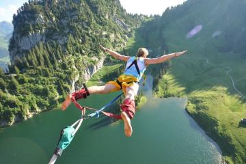 开云下载-第58圈的逆刃，佩雷兹一停战术绝杀阿斯顿马丁，索伯如何上演终局奇迹？