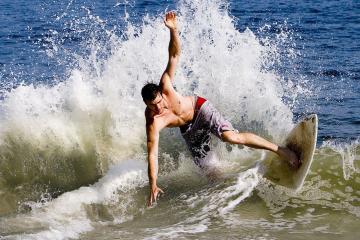 开云官网-风卷残云—当红牛铁蹄踏破红色闪电，是谁在废墟中扛起不屈旗帜？