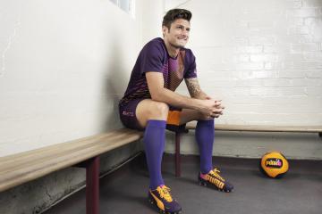 开云体育APP下载-雨幕中的双面叙事，红牛二队的精密逆袭与勒克莱尔的孤胆华章