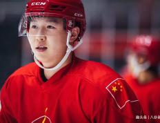 开云体育下载-南极洲足球比赛热身，球队备战冰场