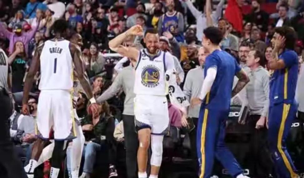 开云体育在线-勇士队大胜猛龙队，连续获得胜利