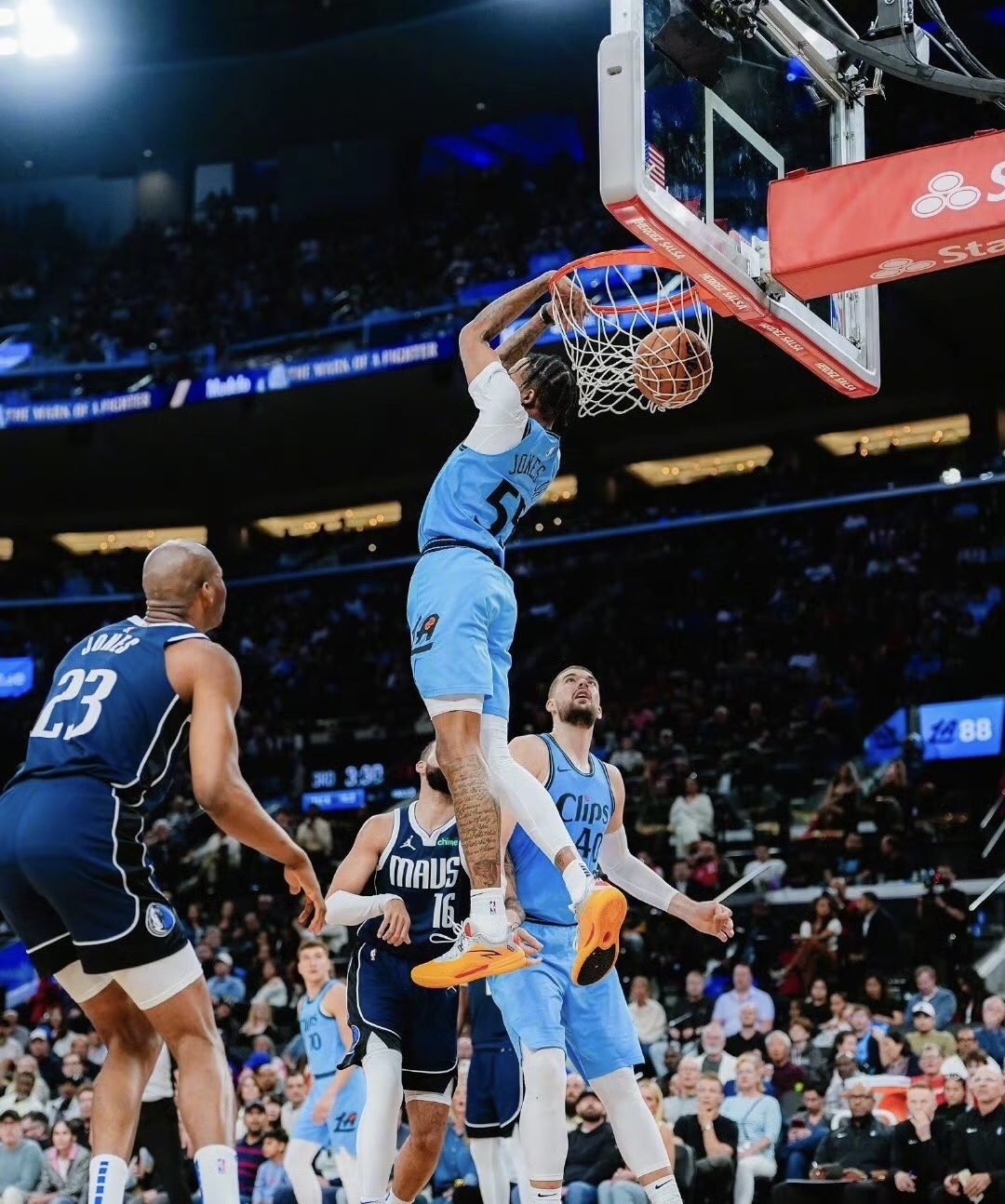 开云APP-快船横扫独行侠，路威独得29分