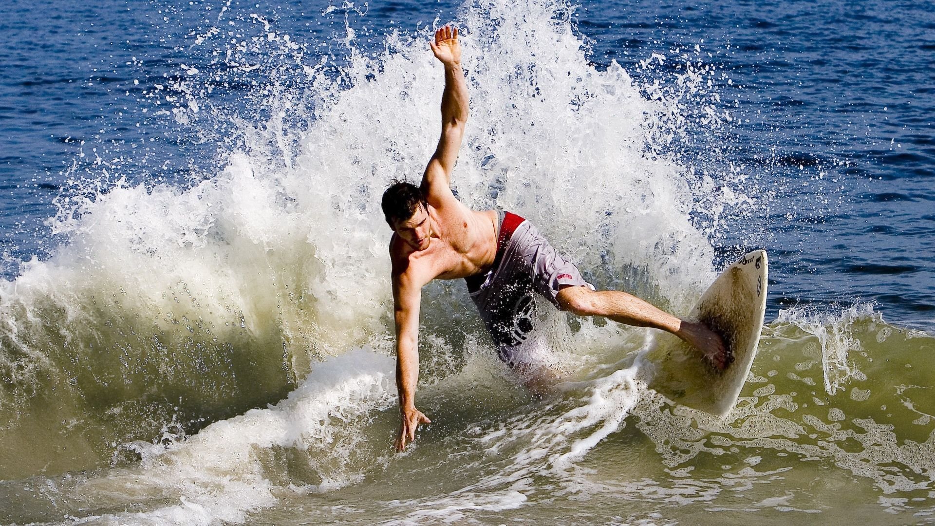 开云官网-风卷残云—当红牛铁蹄踏破红色闪电，是谁在废墟中扛起不屈旗帜？